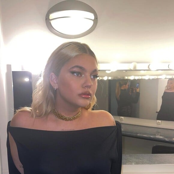 Louane Emera pose sur Instagram