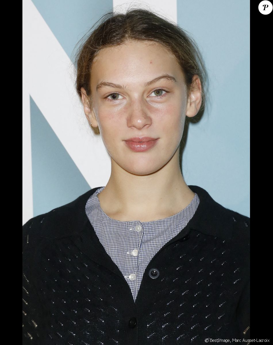 Lou Lampros - Avant-première du film "De son vivant" au cinéma Pathé-Wepler à Paris. Le 17 novembre 2021. © Marc Ausset-Lacroix / Bestimage