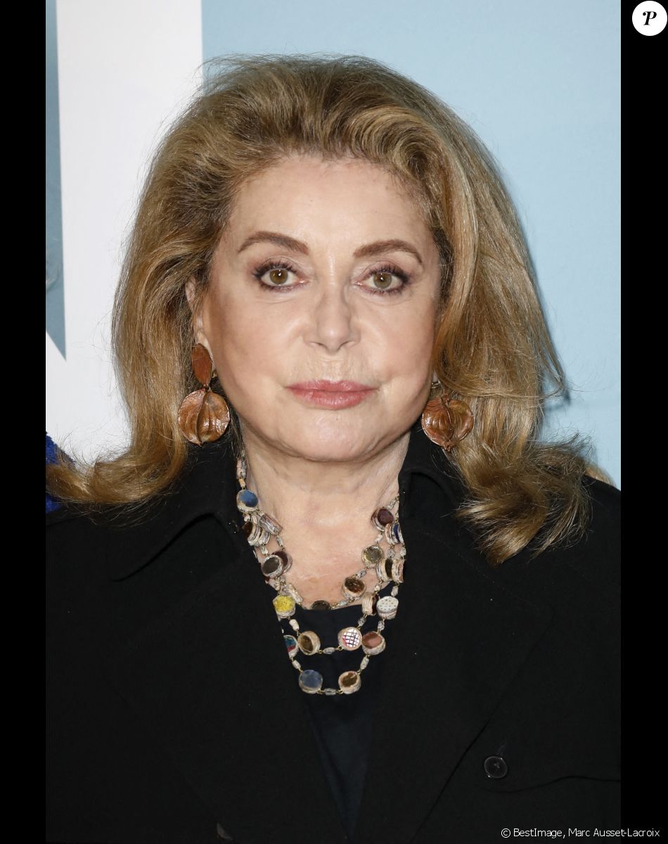 Catherine Deneuve - Avant-première du film "De son vivant" au cinéma Pathé-Wepler à Paris. Le 17 novembre 2021. © Marc Ausset-Lacroix / Bestimage