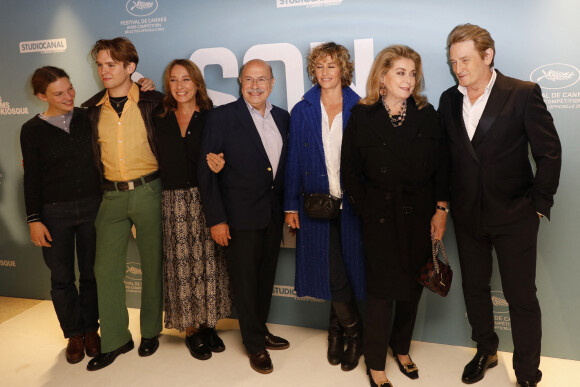 Lou Lampros, Oscar Morgan, Emmanuelle Bercot, Gabriel Sara, Cécile de France, Catherine Deneuve, Benoît Magimel - Avant-première du film "De son vivant" au cinéma Pathé-Wepler à Paris. Le 17 novembre 2021. © Marc Ausset-Lacroix / Bestimage