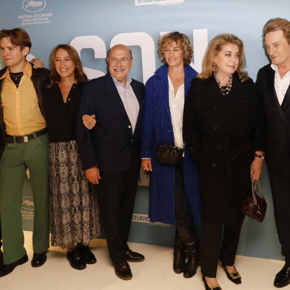 Lou Lampros, Oscar Morgan, Emmanuelle Bercot, Gabriel Sara, Cécile de France, Catherine Deneuve, Benoît Magimel - Avant-première du film "De son vivant" au cinéma Pathé-Wepler à Paris. Le 17 novembre 2021. © Marc Ausset-Lacroix / Bestimage