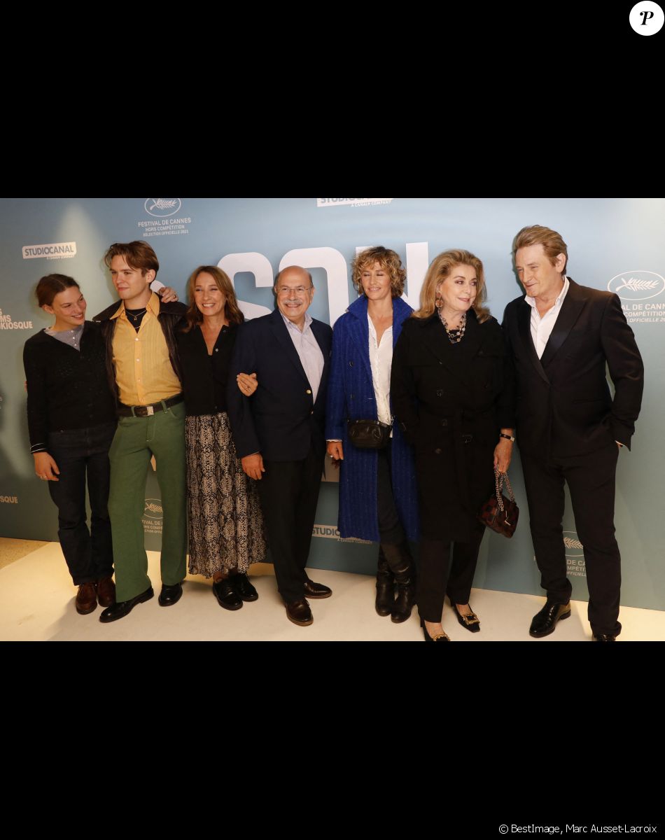 Lou Lampros, Oscar Morgan, Emmanuelle Bercot, Gabriel Sara, Cécile de France, Catherine Deneuve, Benoît Magimel - Avant-première du film "De son vivant" au cinéma Pathé-Wepler à Paris. Le 17 novembre 2021. © Marc Ausset-Lacroix / Bestimage