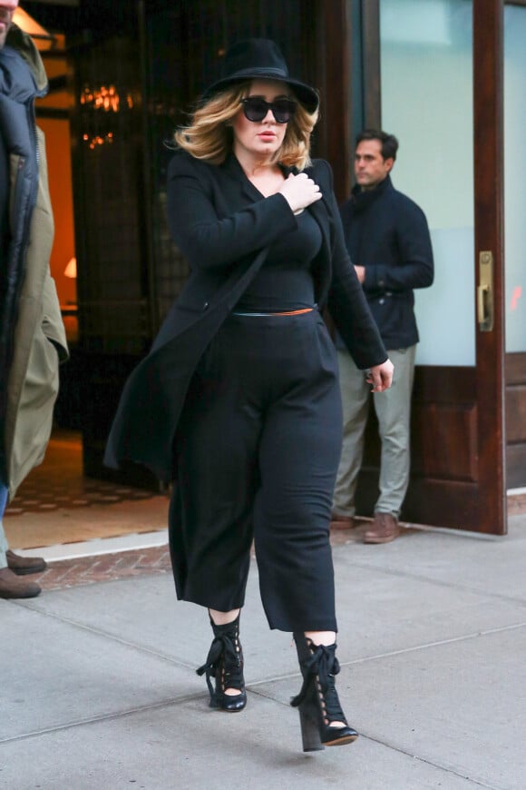 La chanteuse Adele à la sortie de son hôtel à New York, le 14 novembre 2015 