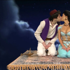 Kim Kardashian et Pete Davidson s'embrassent dans une parodie d'Aladdin dans l'émission "Saturday Night Live". New York. Le 30 octobre 2021.