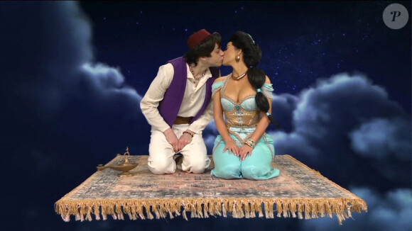 Kim Kardashian et Pete Davidson s'embrassent dans une parodie d'Aladdin dans l'émission "Saturday Night Live". New York. Le 30 octobre 2021.