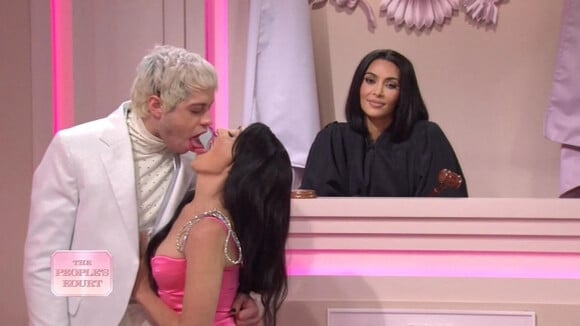 Kim Kardashian, Pete Davidson, Chloe Fineman - Kim Kardashian se moque de sa soeur Kourtney et de son petit ami Travis Barker dans le sketch "People's Kourt" du Saturday Night Live. Le 9 octobre 2021.