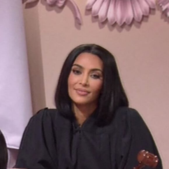 Kim Kardashian, Pete Davidson, Chloe Fineman - Kim Kardashian se moque de sa soeur Kourtney et de son petit ami Travis Barker dans le sketch "People's Kourt" du Saturday Night Live. Le 9 octobre 2021.