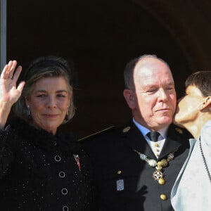 La princesse Caroline de Hanovre, le prince Albert II de Monaco, la princesse Stéphanie de Monaco - La famille princière au balcon lors de la fête nationale de Monaco le 19 novembre 2021. © Dominique Jacovides / Bruno Bebert / Bestimage