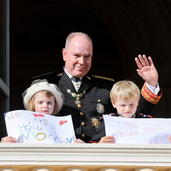 Le prince Albert II de Monaco, la princesse Gabriella, le prince héréditaire Jacques - La famille princière au balcon lors de la fête nationale de Monaco le 19 novembre 2021. © Dominique Jacovides / Bruno Bebert / Bestimage