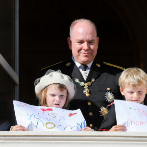 la princesse Gabriella de Monaco, Le prince Albert II de Monaco, le prince héréditaire Jacques - La famille princière au balcon lors de la fête nationale de Monaco le 19 novembre 2021. © Dominique Jacovides / Bruno Bebert / Bestimage