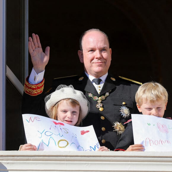 la princesse Gabriella de Monaco, Le prince Albert II de Monaco, le prince héréditaire Jacques - La famille princière au balcon lors de la fête nationale de Monaco le 19 novembre 2021. © Dominique Jacovides / Bruno Bebert / Bestimage