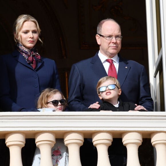 Le prince Albert II de Monaco, sa femme la princesse Charlène et leurs enfants le prince héréditaire Jacques et la princesse Gabriella ont assité depuis un balcon du Palais à la traditionnelle procession durant la célébration de la Sainte Dévote, Sainte patronne de Monaco, à Monaco. © Bruno Bebert / Bestimage 