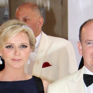 SAS le prince Albert II de Monaco et SAS la princesse Charlène de Monaco (enceinte) - La princesse porte une robe Dior en satin bleu nuit et noir - 66ème Gala de la Croix Rouge