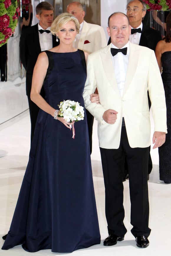SAS le prince Albert II de Monaco et SAS la princesse Charlène de Monaco (enceinte) - La princesse porte une robe Dior en satin bleu nuit et noir - 66ème Gala de la Croix Rouge