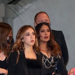 Salma Hayek et sa famille arrive pour la cérémonie de son étoile sur la Hollywood Walk Of Fame à Los Angeles, le 19 novembre 2021. 