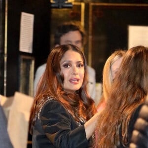 Salma Hayek et sa famille arrive pour la cérémonie de son étoile sur la Hollywood Walk Of Fame à Los Angeles, le 19 novembre 2021. 