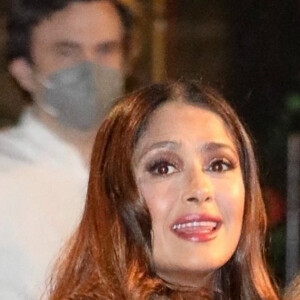 Salma Hayek et sa famille arrive pour la cérémonie de son étoile sur la Hollywood Walk Of Fame à Los Angeles, le 19 novembre 2021. 