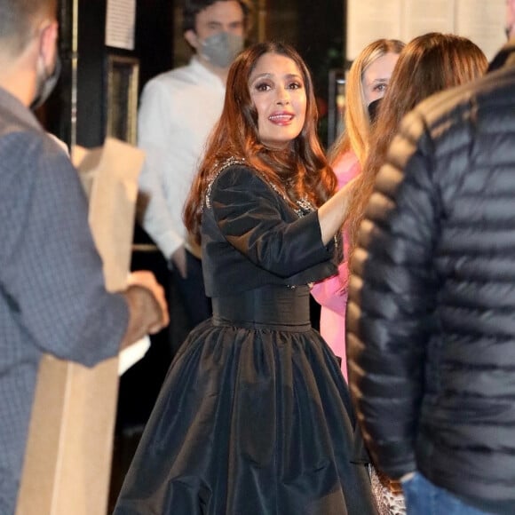 Salma Hayek et sa famille arrive pour la cérémonie de son étoile sur la Hollywood Walk Of Fame à Los Angeles, le 19 novembre 2021. 