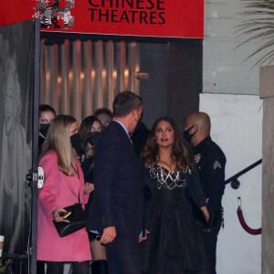 Salma Hayek et sa famille arrive pour la cérémonie de son étoile sur la Hollywood Walk Of Fame à Los Angeles, le 19 novembre 2021. 