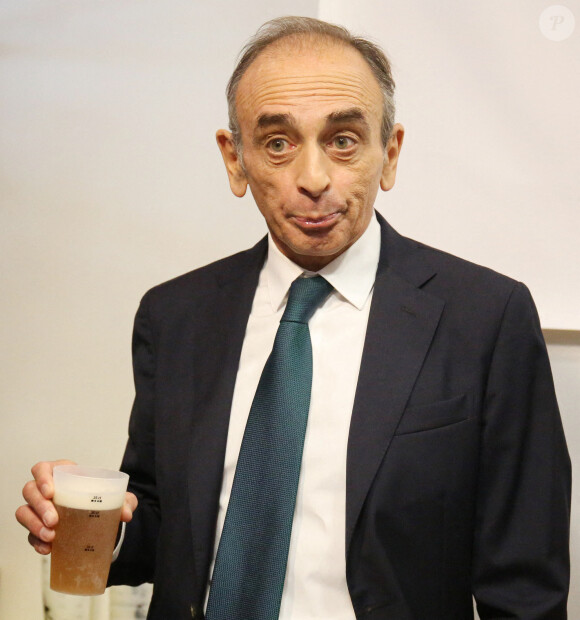 Eric Zemmour, bientôt candidat aux élections présidentielles 2022, fait un passage au salon "Made in France" à la Porte de Versailles à Paris le 14 novembre 2021. © Panoramic / Bestimage