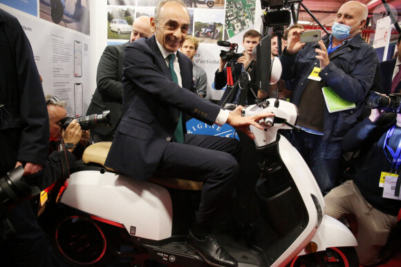 Eric Zemmour, bientôt candidat aux élections présidentielles 2022, fait un passage au salon "Made in France" à la Porte de Versailles à Paris le 14 novembre 2021. © Panoramic / Bestimage