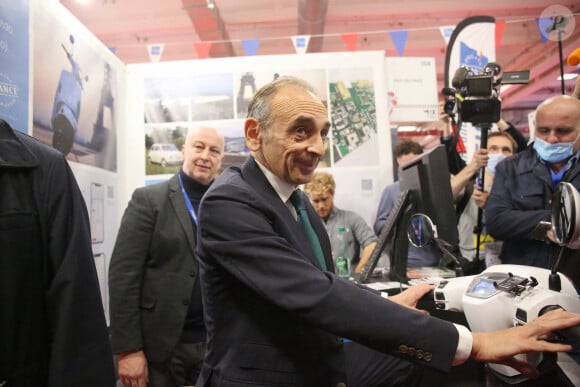 Eric Zemmour, bientôt candidat aux élections présidentielles 2022, fait un passage au salon "Made in France" à la Porte de Versailles à Paris le 14 novembre 2021. © Panoramic / Bestimage