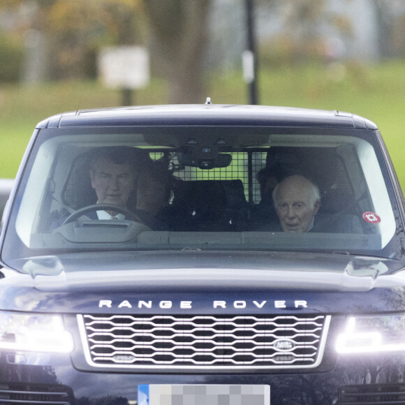 Tim Laurence - La reine Elisabeth II d’Angleterre et des membres de la famille royale arrivent à la Chapelle Royale de Tous les Saints à Windsor pour le double baptême d'August Brooksbank et de Lucas Tindall, les deux nouveaux arrières-petits-fils de sa majesté Elizabeth II d'Angleterre. Windsor, le 21 novembre 2021.  The Queen, who has been battling a back strain, attended All Saints Chapel, Windsor, to see granddaughters Princess Eugenie, 31, and Zara Tindall, 40, christen their first-born sons. November 21st, 2021 
