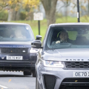 Mark Tindall - La reine Elisabeth II d’Angleterre et des membres de la famille royale arrivent à la Chapelle Royale de Tous les Saints à Windsor pour le double baptême d'August Brooksbank et de Lucas Tindall, les deux nouveaux arrières-petits-fils de sa majesté Elizabeth II d'Angleterre. Windsor, le 21 novembre 2021.  The Queen, who has been battling a back strain, attended All Saints Chapel, Windsor, to see granddaughters Princess Eugenie, 31, and Zara Tindall, 40, christen their first-born sons. November 21st, 2021 