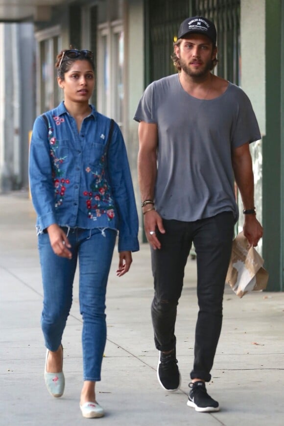 Exclusif - Freida Pinto et Cory Tran à la terrasse du restaurant Burger Basket à Los Angeles, le 29 juillet 2018.