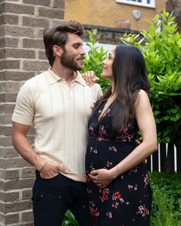 Freida Pinto et son fiancé Cory Tran attendent leur premier enfant ! Le 28 juin 2021
