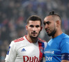 Houssem Aouar (Lyon) - Dimitri Payet (Olympique de Marseille) - Dimitri Payet reçoit une bouteille lors de la rencontre Marseille / Lyon (OM - OL ) : le match est arrêté au Groupama Stadium le 21 novembre 2021. © Norbert Scanella / Panoramic / Bestimage