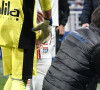 Dimitri Payet (Olympique de Marseille) blesse par un jet de bouteille - Dimitri Payet reçoit une bouteille lors de la rencontre Marseille / Lyon (OM - OL ) : le match est arrêté au Groupama Stadium le 21 novembre 2021. © Norbert Scanella / Panoramic / Bestimage