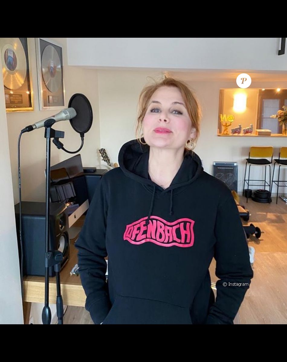 Ariane Séguillon pose sur Instagram