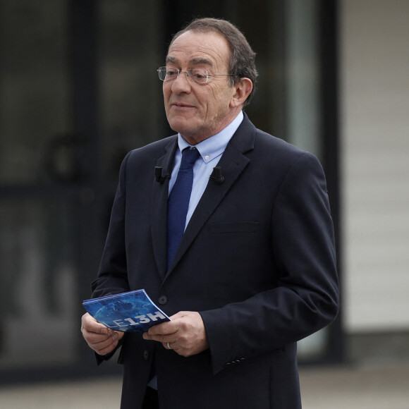 Le président Emmanuel Macron en interview télévisée pour le journal de 13h00 de Jean-Pierre Pernaut de TF1 à Berd'Huis le 12 avril 2018. Yoan Valat / Pool / Bestimage