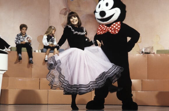 Chantal Goya au côté de Félix le Chat dans l'émission "L'Ecole des fans". Le 19 octobre 1985.