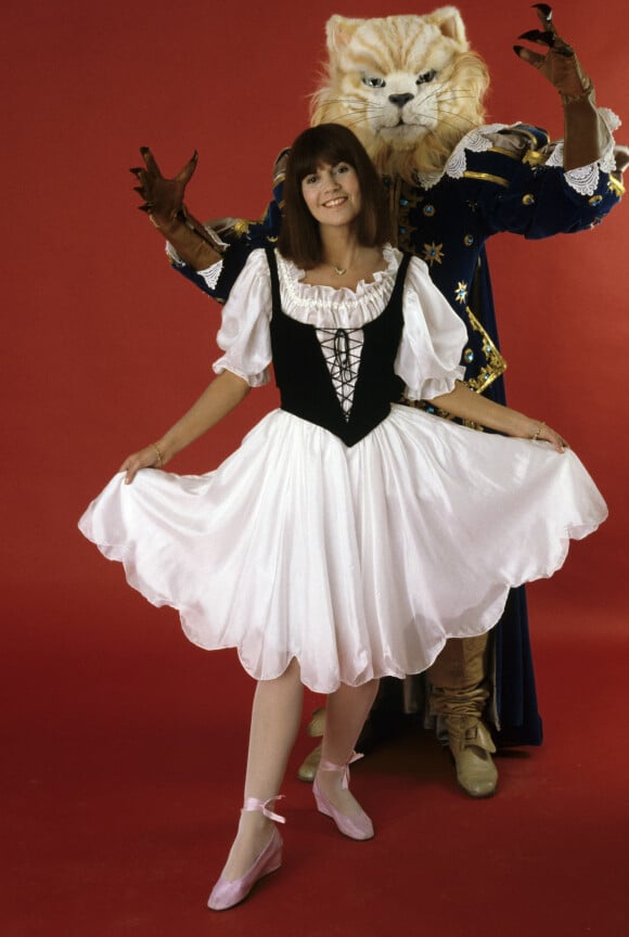 Chantal Goya et les personnages de son spectacle en octobre 1982.