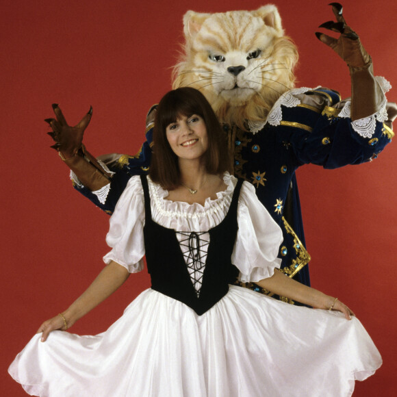Chantal Goya et les personnages de son spectacle en octobre 1982.