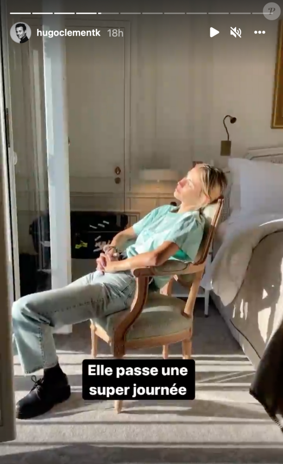 Alexandra Rosenfeld en plein bain de soleil dans sa chambre au Meurice, photographiée par Hugo Clément. Le 23 novembre 2021.