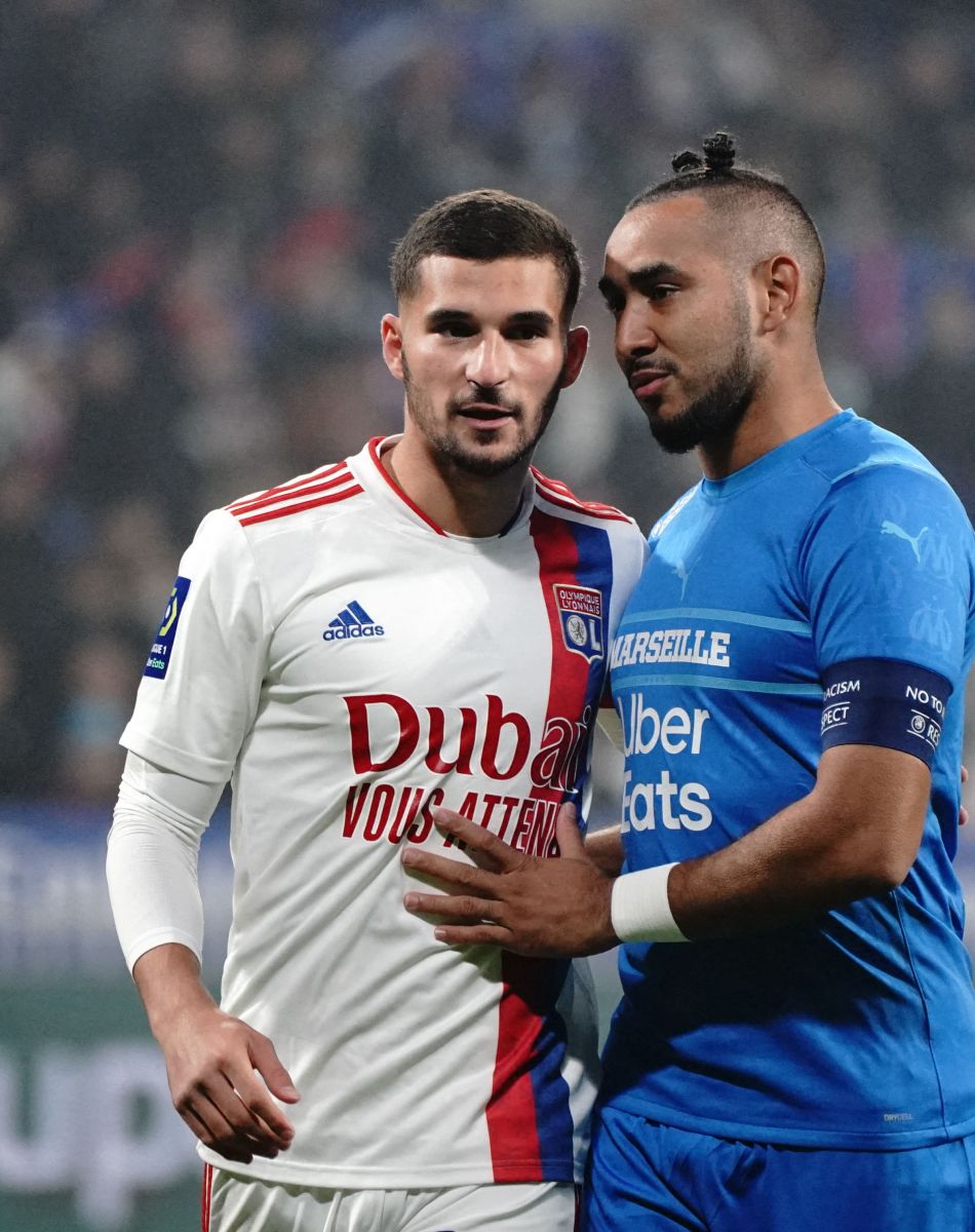 Houssem Aouar (Lyon) - Dimitri Payet (Olympique de Marseille) - Dimitri Payet reçoit une bouteille lors de la rencontre Marseille / Lyon (OM - OL ) : le match est arrêté au Groupama Stadium le 21 novembre 2021. © Norbert Scanella / Panoramic / Bestimage
