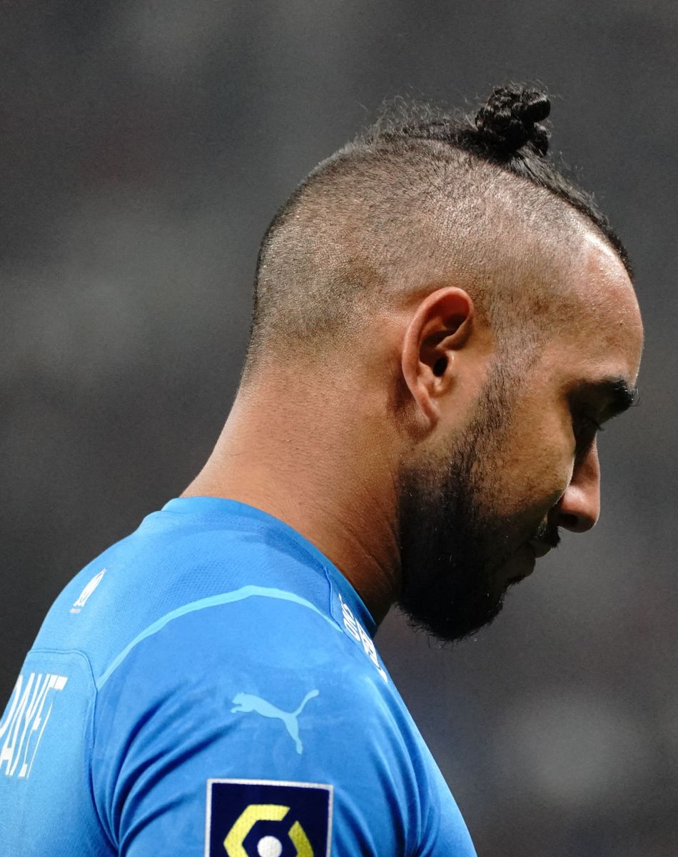 Dimitri Payet (Olympique de Marseille) - Dimitri Payet reçoit une bouteille lors de la rencontre Marseille / Lyon (OM - OL ) : le match est arrêté au Groupama Stadium le 21 novembre 2021. © Norbert Scanella / Panoramic / Bestimage