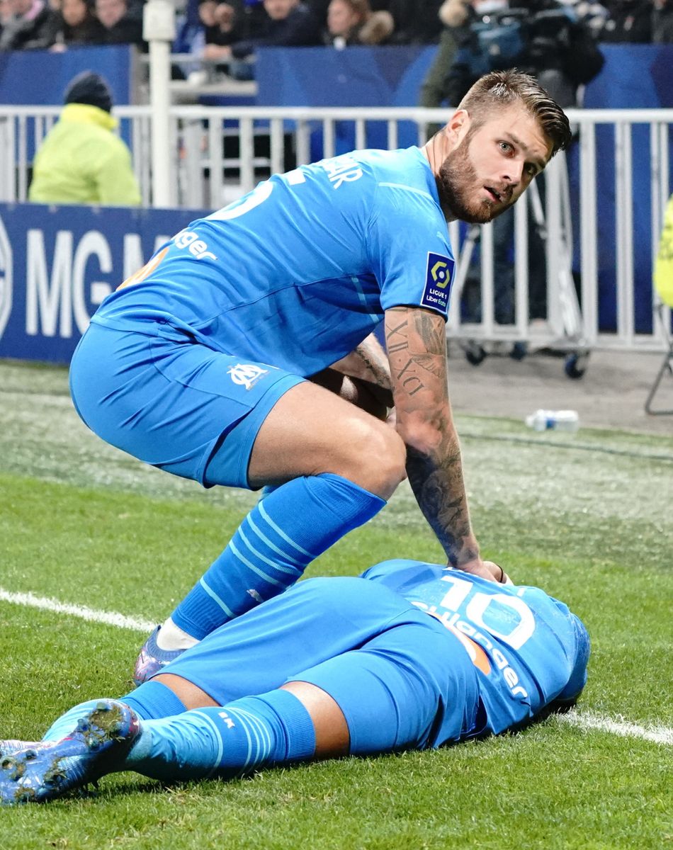 Dimitri Payet (Olympique de Marseille) a terre blesse par un jet de bouteille - Duje Caleta Car (Olympique de Marseille) - Dimitri Payet reçoit une bouteille lors de la rencontre Marseille / Lyon (OM - OL ) : le match est arrêté au Groupama Stadium le 21 novembre 2021. © Norbert Scanella / Panoramic / Bestimage