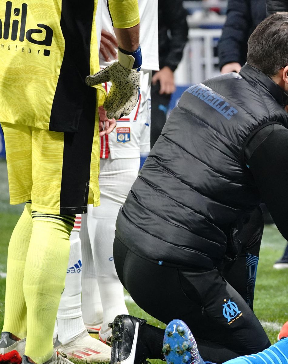 Dimitri Payet (Olympique de Marseille) blesse par un jet de bouteille - Dimitri Payet reçoit une bouteille lors de la rencontre Marseille / Lyon (OM - OL ) : le match est arrêté au Groupama Stadium le 21 novembre 2021. © Norbert Scanella / Panoramic / Bestimage