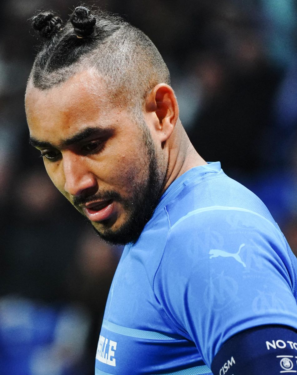 Dimitri Payet (Olympique de Marseille) - Dimitri Payet reçoit une bouteille lors de la rencontre Marseille / Lyon (OM - OL ) : le match est arrêté au Groupama Stadium le 21 novembre 2021. © Norbert Scanella / Panoramic / Bestimage
