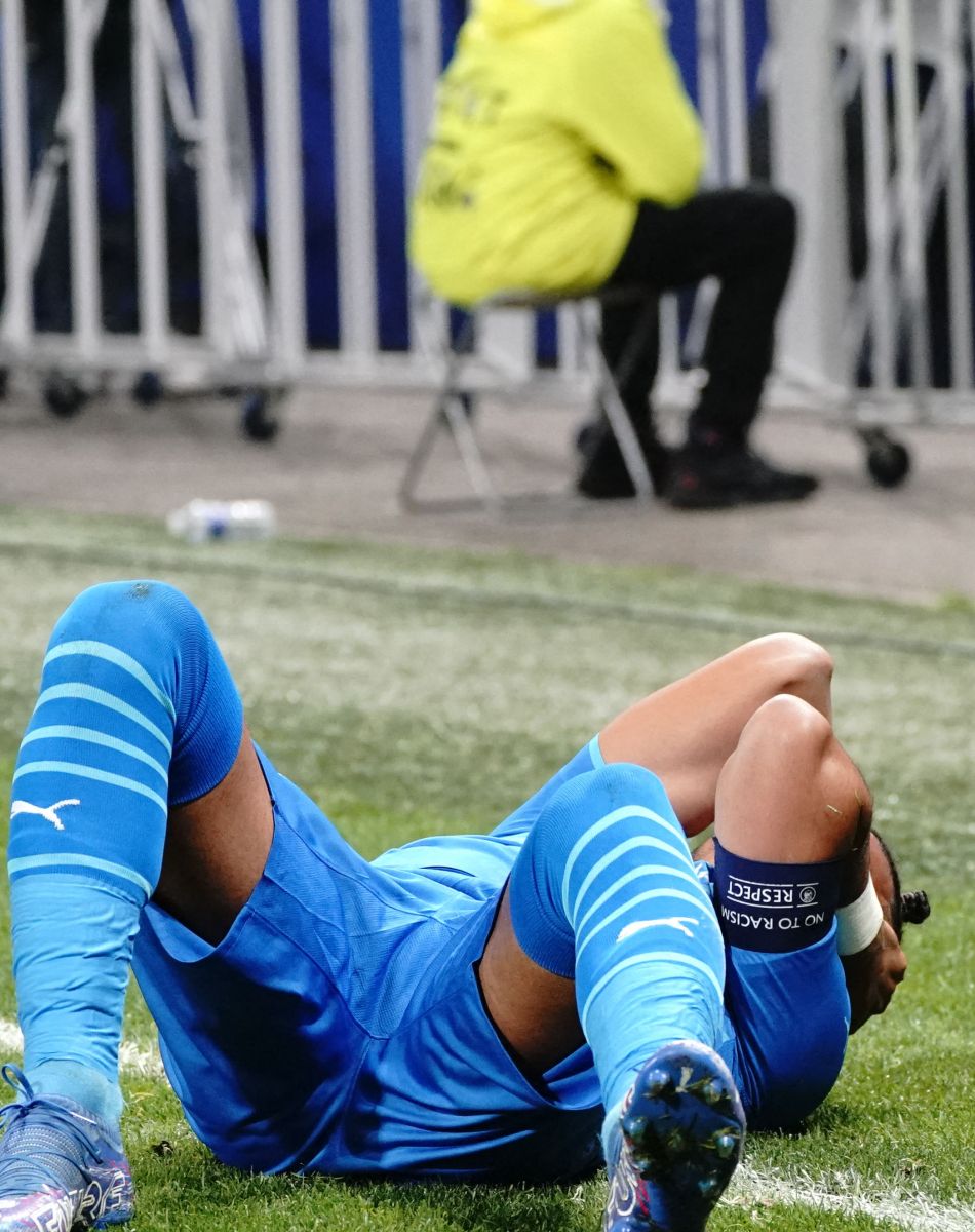 Dimitri Payet (Olympique de Marseille) a terre blesse par un jet de bouteille - Dimitri Payet reçoit une bouteille lors de la rencontre Marseille / Lyon (OM - OL ) : le match est arrêté au Groupama Stadium le 21 novembre 2021. © Norbert Scanella / Panoramic / Bestimage