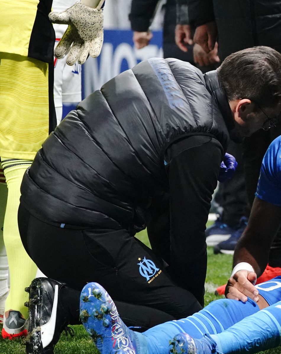 Dimitri Payet (Olympique de Marseille) blesse a terre apres un jet de bouteille - Dimitri Payet reçoit une bouteille lors de la rencontre Marseille / Lyon (OM - OL ) : le match est arrêté au Groupama Stadium le 21 novembre 2021. © Norbert Scanella / Panoramic / Bestimage