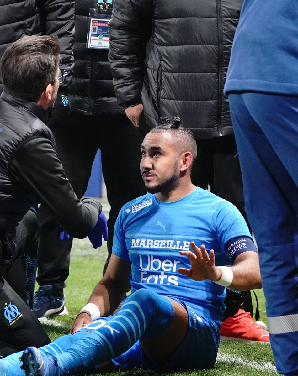 Dimitri Payet (Olympique de Marseille) blesse a terre apres un jet de bouteille - Dimitri Payet reçoit une bouteille lors de la rencontre Marseille / Lyon (OM - OL ) : le match est arrêté au Groupama Stadium le 21 novembre 2021. © Norbert Scanella / Panoramic / Bestimage