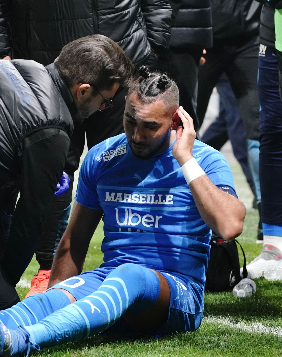 Dimitri Payet reçoit une bouteille lors de la rencontre Marseille / Lyon (OM - OL ) : le match est arrêté au Groupama Stadium. © Norbert Scanella / Panoramic / Bestimage