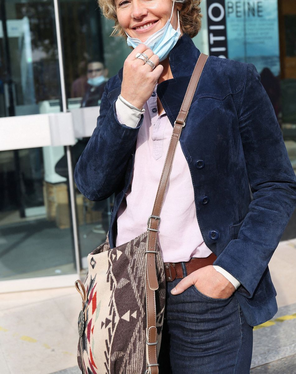 Exclusif - Cécile de France à la sortie de Radio France à Paris, le 18 octobre 2021. © Panoramic / Bestimage