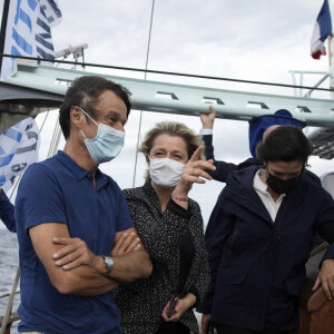 L'ancien ministre de l'Écologie Nicolas Hulot et Barbara Pompili, ministre de la Transition écologiquelors d'une sortie en mer à bord du voilier de l'expédition 7ème continent, pour parler du fléau des plastiques en mer et de la protection de la biodiversité au large des Calanques dans une réserve marine à Marseille, France, le 3 septembre 2021. Au programme: visite des calanques de Marseille, dont la biodiversité est menacée, avant d'assister à l'ouverture du Congrès mondial de la nature. © Daniel Cole/Pool/Bestimage