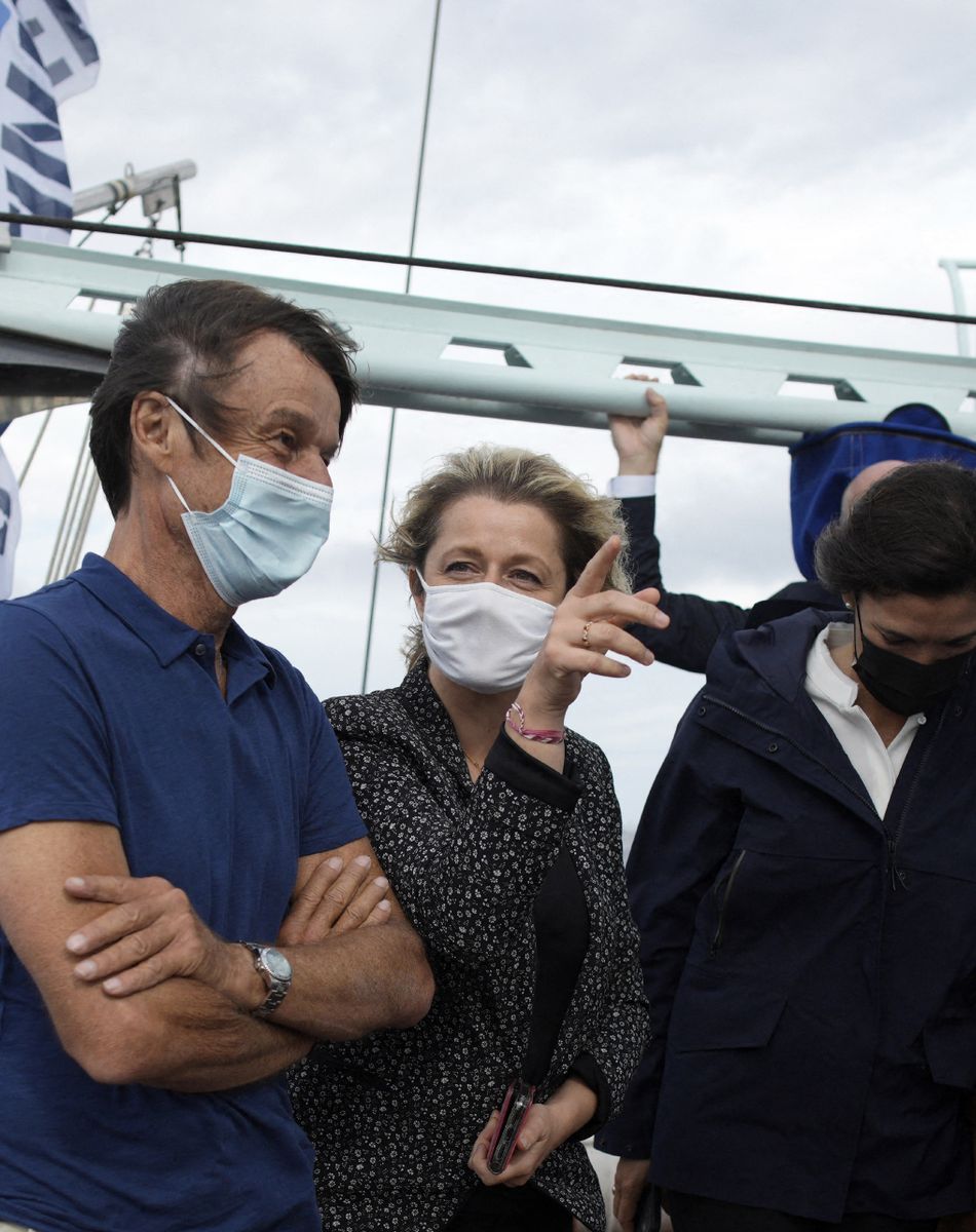 L'ancien ministre de l'Écologie Nicolas Hulot et Barbara Pompili, ministre de la Transition écologiquelors d'une sortie en mer à bord du voilier de l'expédition 7ème continent, pour parler du fléau des plastiques en mer et de la protection de la biodiversité au large des Calanques dans une réserve marine à Marseille, France, le 3 septembre 2021. Au programme: visite des calanques de Marseille, dont la biodiversité est menacée, avant d'assister à l'ouverture du Congrès mondial de la nature. © Daniel Cole/Pool/Bestimage
